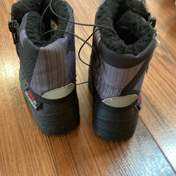 New winter boots, size 4T - Picture 5 of 7